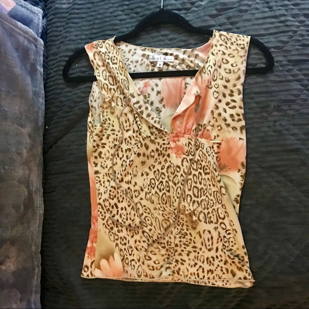 Now Moa cute deep V-neck sleeveless shirt!